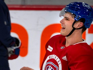 Juraj Slafkovský na tréningu Montreal Canadiens s krajanom Filipom Mešárom. 