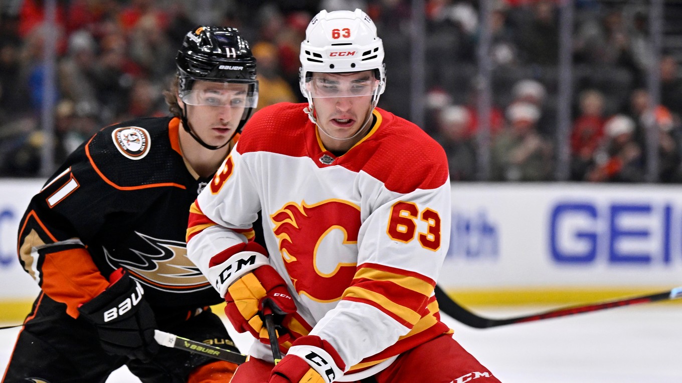 Slovenský hokejista Adam Ružička v drese Calgary Flames.