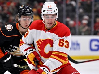 Slovenský hokejista Adam Ružička v drese Calgary Flames.