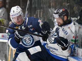 Hugo Kováč (Nitra) a Ľubomír Malina (Poprad) bojujú o puk