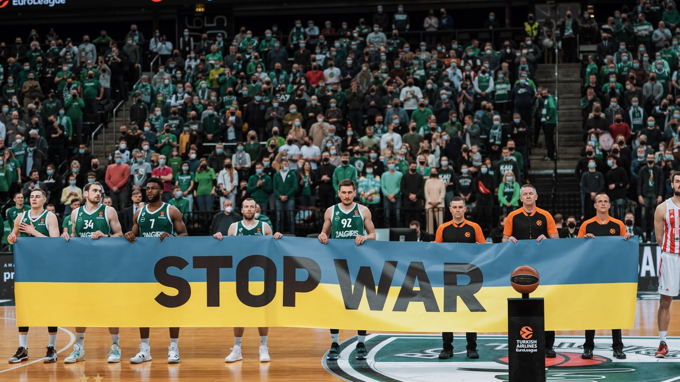 Basketbalisti Vilniusu s plagátom proti vojne.