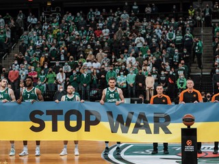 Basketbalisti Vilniusu s plagátom proti vojne.