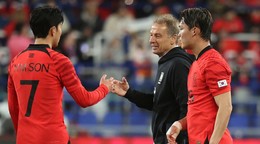 Útočník Son Heung-min a tréner Kórejskej futbalovej reprezentácie Jürgen Klinsmann.