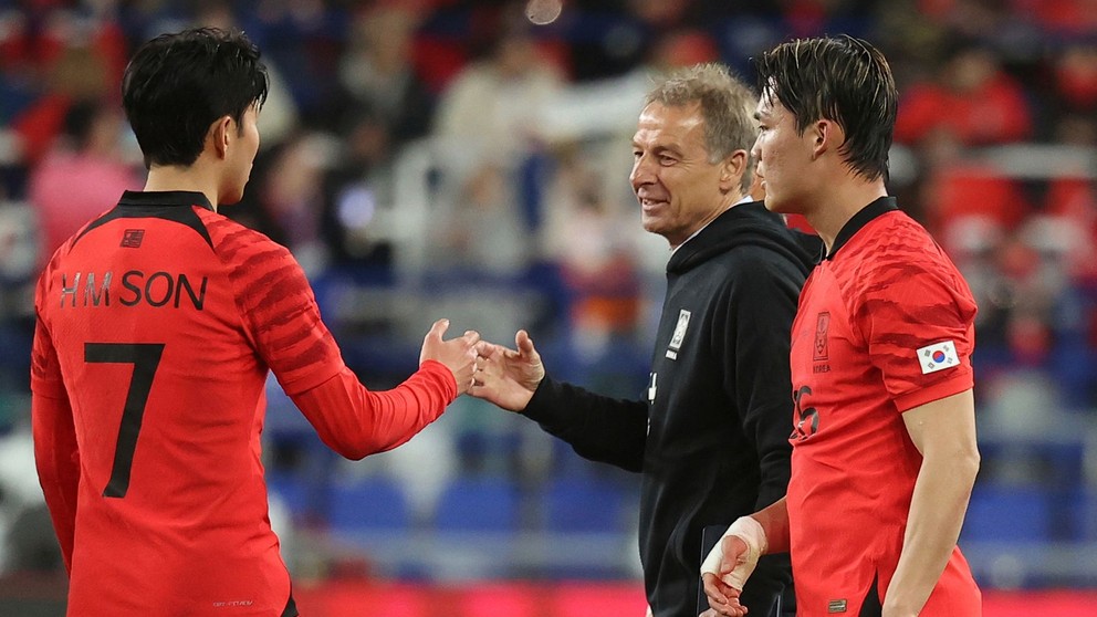 Útočník Son Heung-min a tréner Kórejskej futbalovej reprezentácie Jürgen Klinsmann.