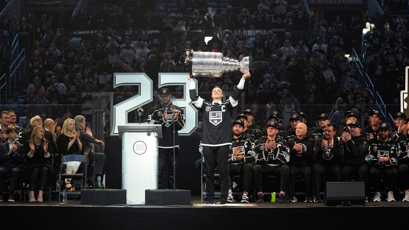 Dustin Brown dvíha Stanley Cup počas ceremónie vyvesenia jeho dresu s číslom 23.