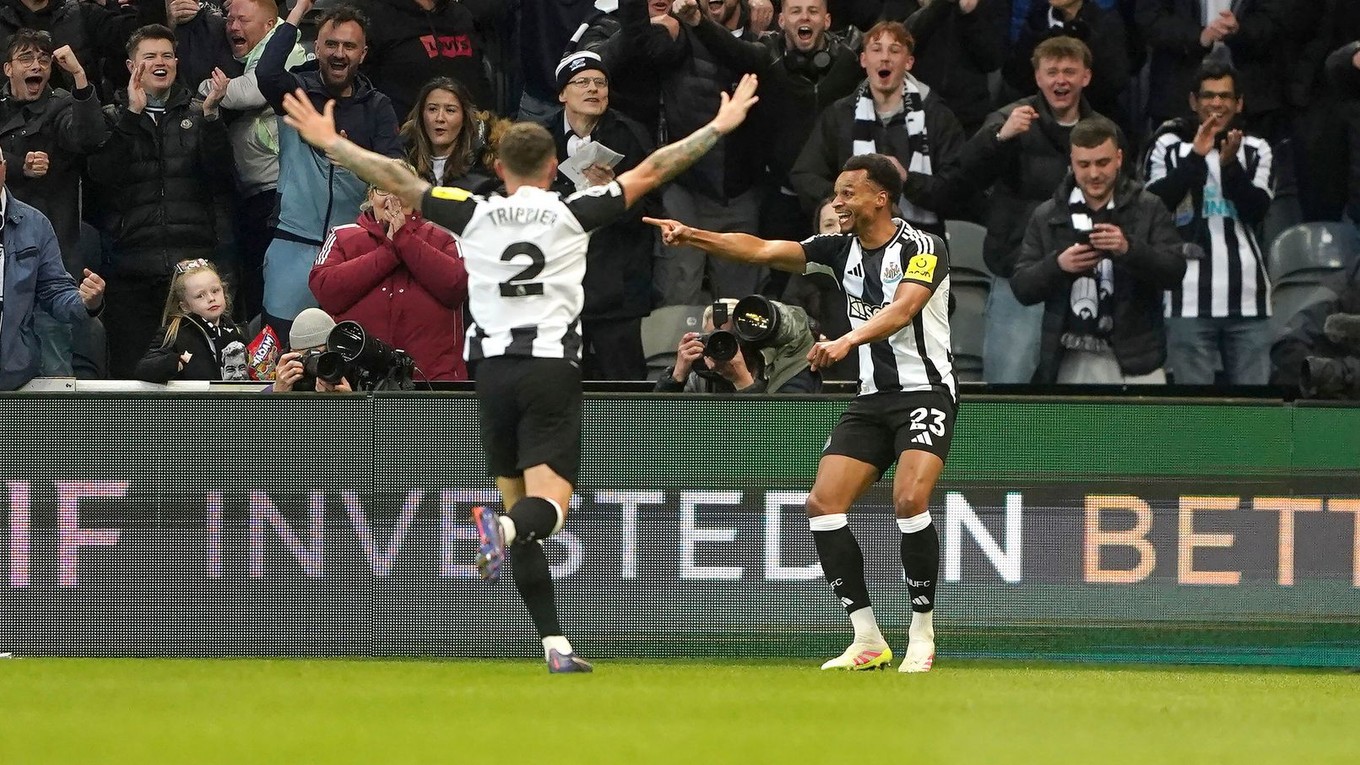 Hráč Newcastle United Jacob Murphy (vpravo) oslavuje gól.
