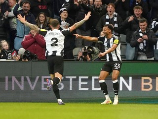 Hráč Newcastle United Jacob Murphy (vpravo) oslavuje gól.