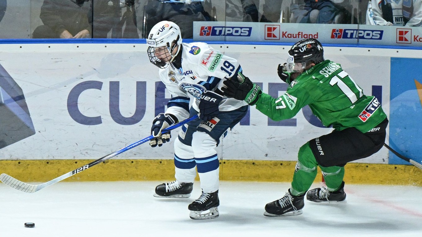 Zľava Tomáš Chrenko (Nitra) a Martin Semaňák (Nové Zámky) v zápase 17. kola Tipos extraligy HK Nitra - HC Nové Zámky.