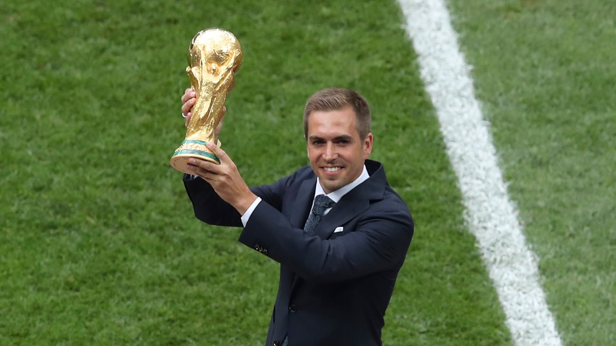 Philipp Lahm s trofejou pre majstrov sveta.