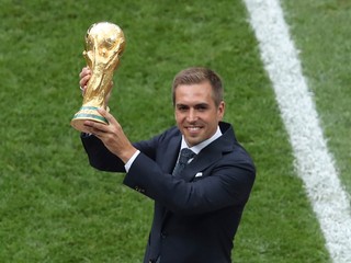 Philipp Lahm s trofejou pre majstrov sveta.