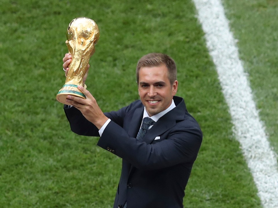Philipp Lahm s trofejou pre majstrov sveta.