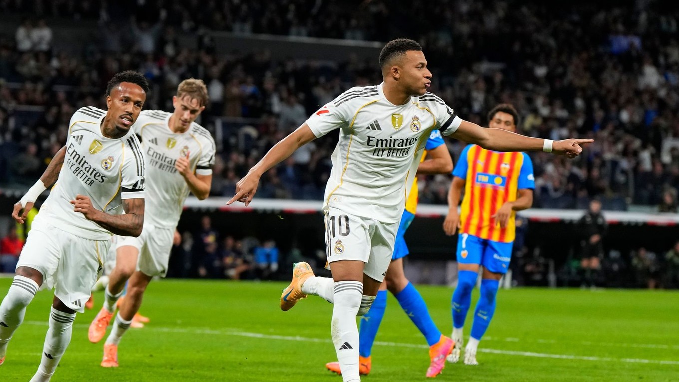 Kylian Mbappé oslavuje gól do siete Valencie.