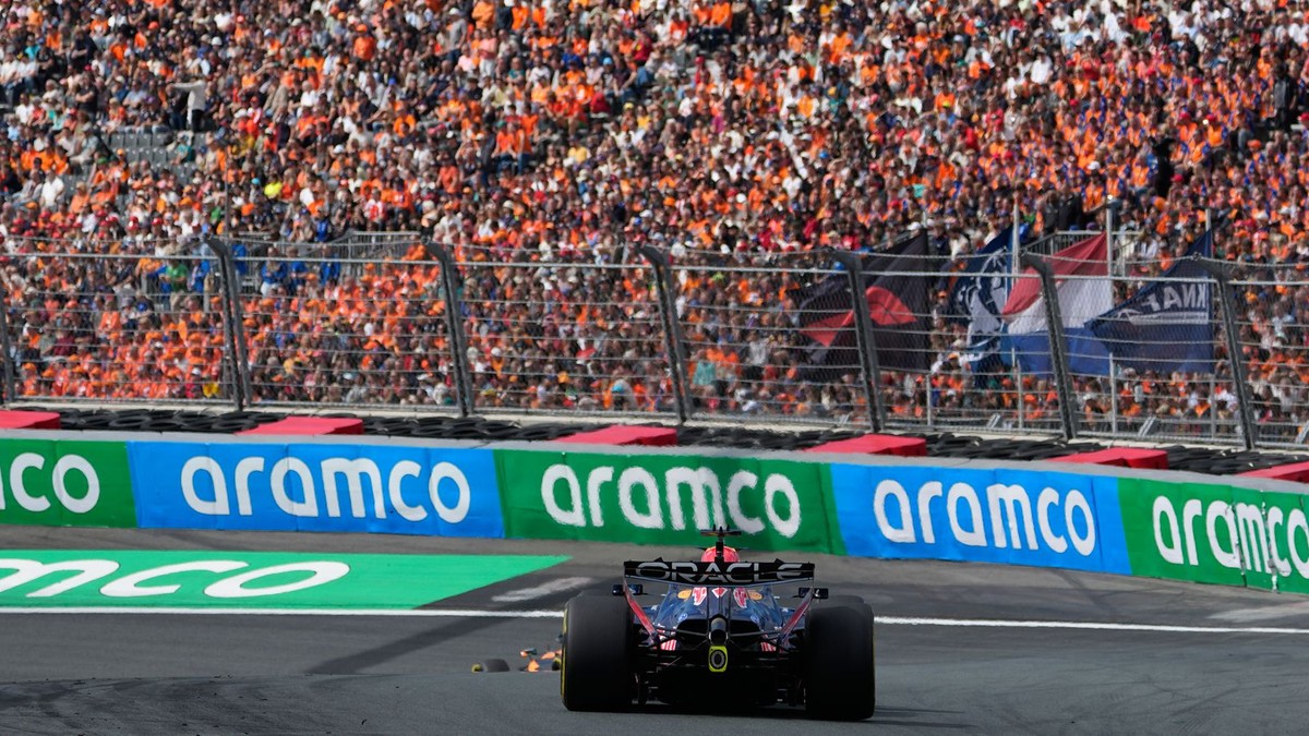 Na snímke domáci holandský pretekár Max Verstappen z tímu Red Bull počas Veľkej ceny Holandska.