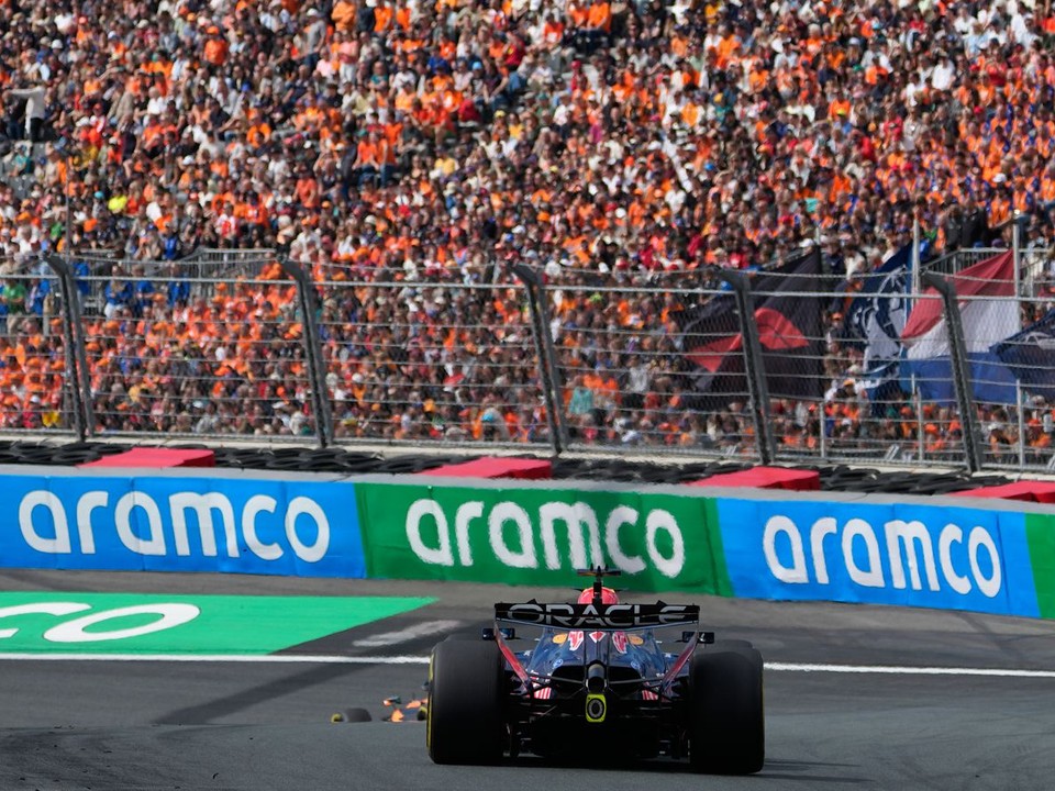Na snímke domáci holandský pretekár Max Verstappen z tímu Red Bull počas Veľkej ceny Holandska.