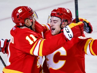 Hokejisti Calgary Flames sa radujú z gólu.