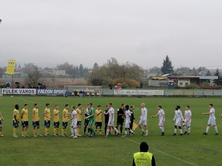 Nástup hráčov pred zápasom Fiľakovo - Rimavská Sobota.