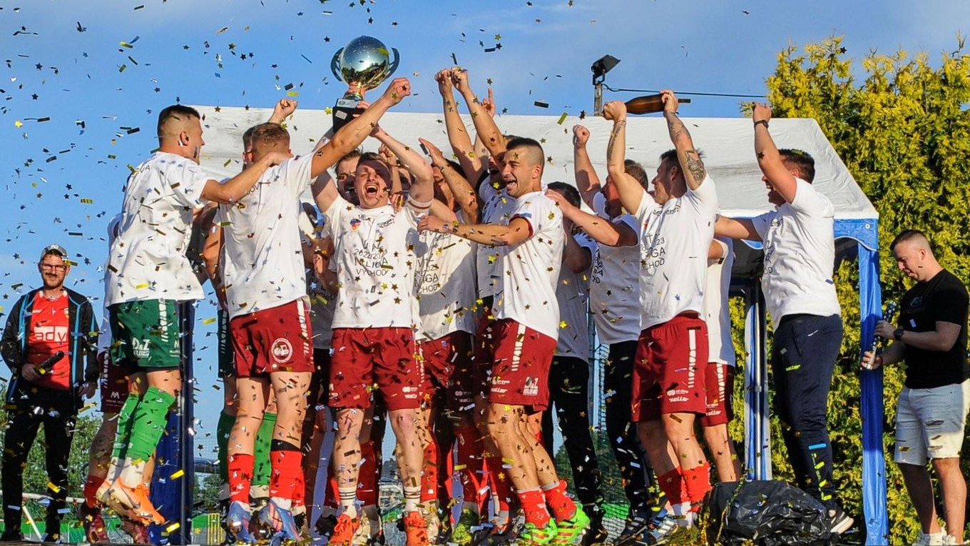 Futbalisti Starej Ľubovne oslavujú prvenstvo v štvrtej lige.
