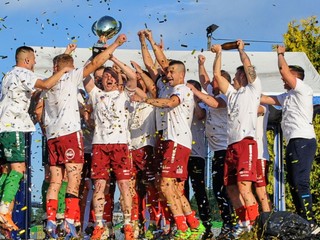 Futbalisti Starej Ľubovne oslavujú prvenstvo v štvrtej lige.