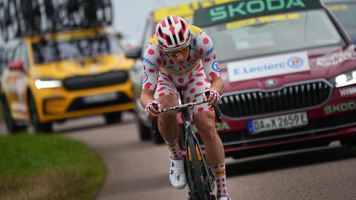 Jonas Abrahamsen v drese lídra vrchárskej súťaže na Tour de France 2024. 