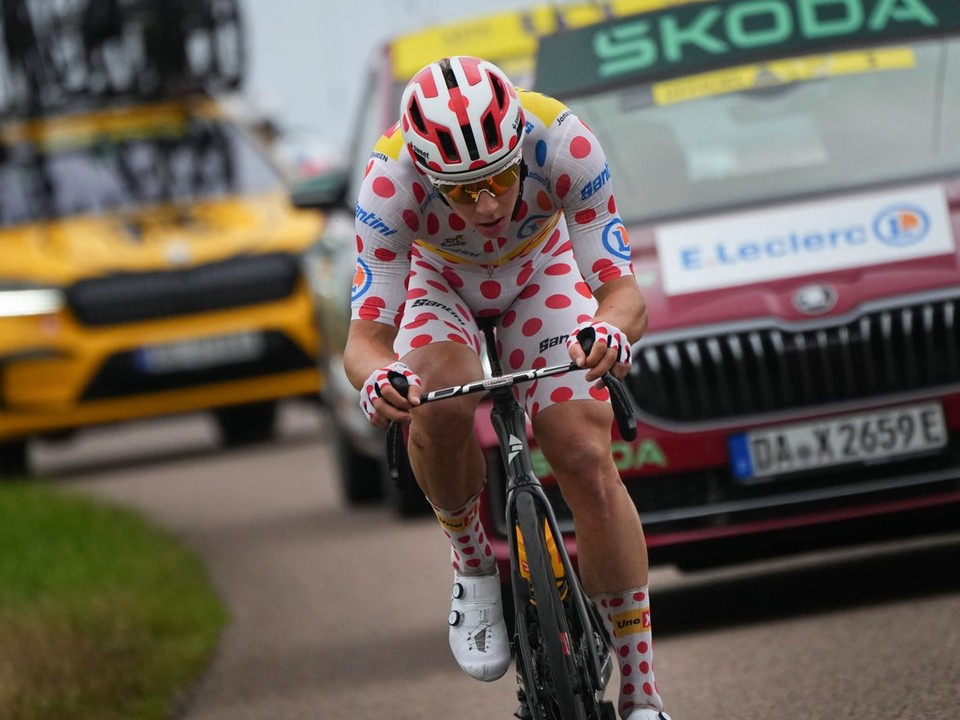Jonas Abrahamsen v drese lídra vrchárskej súťaže na Tour de France 2024. 