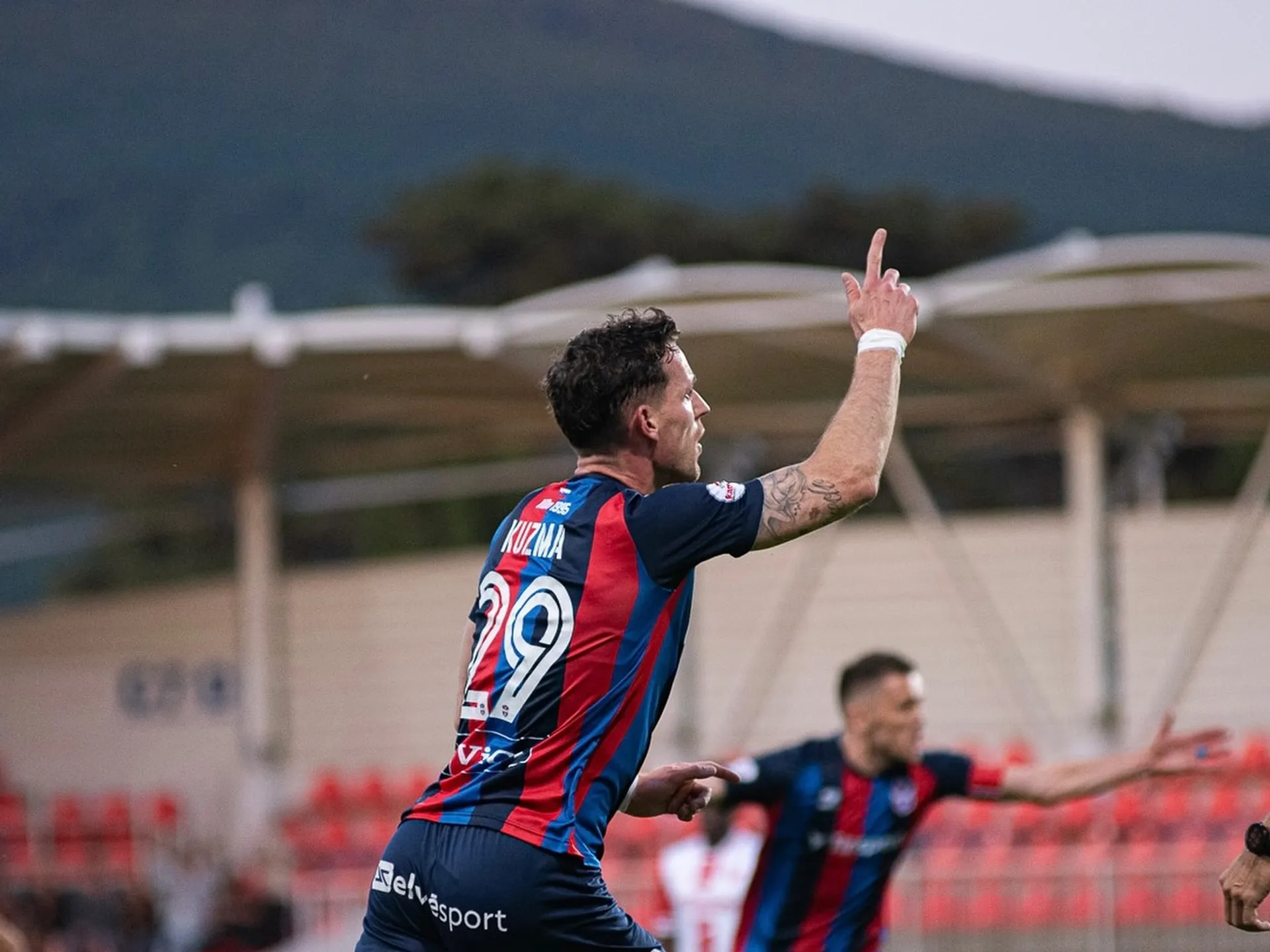 Marek Kuzma rozjasal fanúšikov FC ViOn úvodným gólom zápasu, po remíze 1:1 však boli spokojní hostia. 
