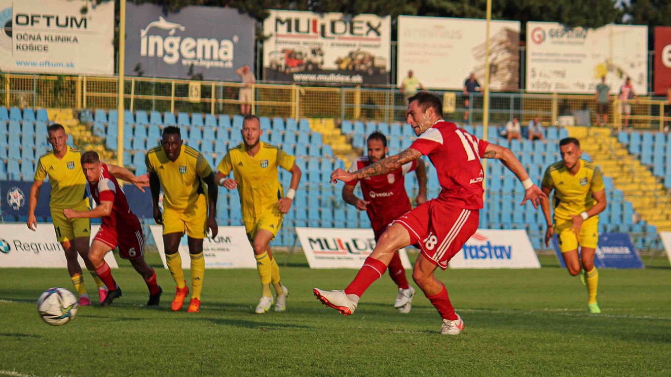 David Depetris strieľa gól za MFK Dukla Banská Bystrica.