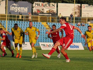 David Depetris strieľa gól za MFK Dukla Banská Bystrica.