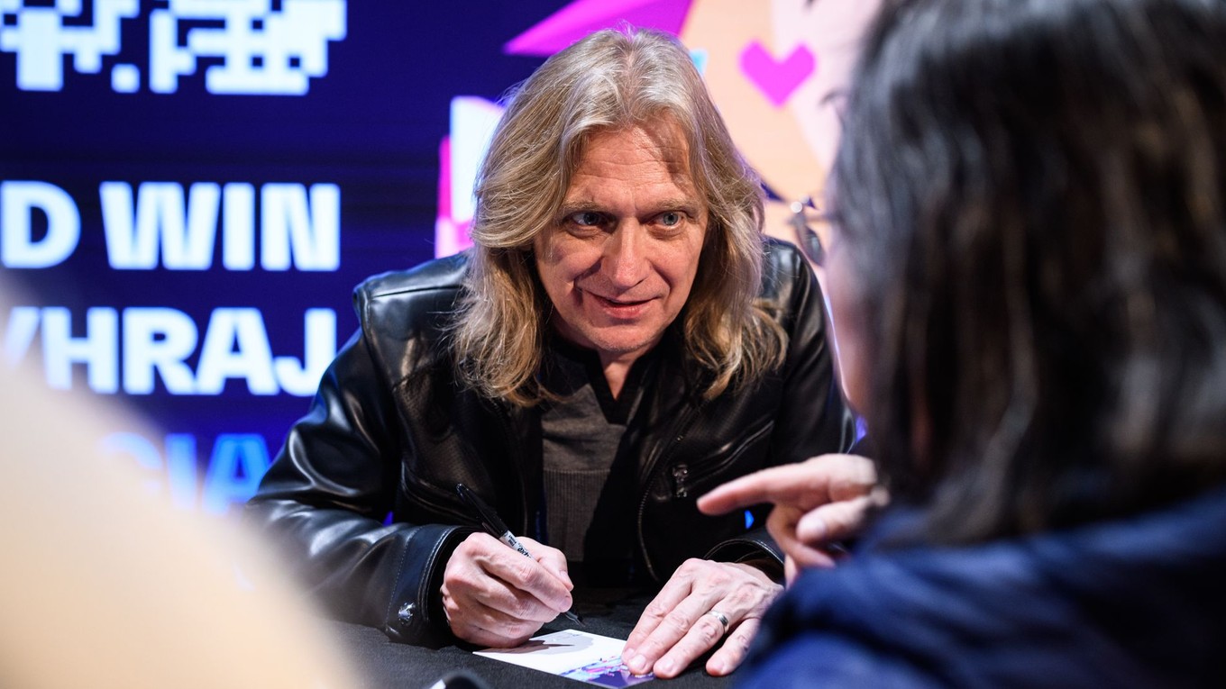 Jozef Sabovčík počas autogramiády na MS v Prahe.