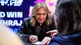 Jozef Sabovčík počas autogramiády na MS v Prahe.