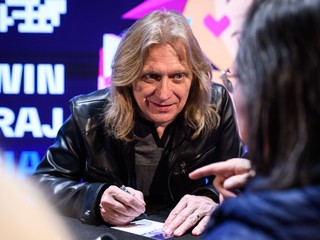 Jozef Sabovčík počas autogramiády na MS v Prahe.