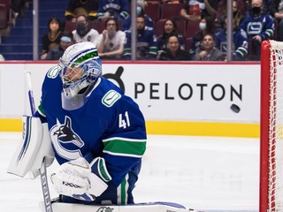 Jaroslav Halák v bránke Vancouver Canucks.