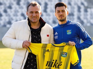 Nová posila FC Košice Valmir Nafiu (vpravo) s generálnym manažérom klubu Pavlom Turczykom.