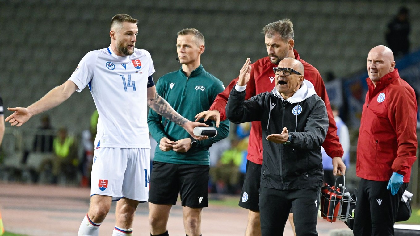 Milan Škriniar a tréner Francesco Calzona v zápase Azerbajdžan - Slovensko v skupine 1 C-divízie Ligy národov.