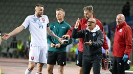 Milan Škriniar a tréner Francesco Calzona v zápase Azerbajdžan - Slovensko v skupine 1 C-divízie Ligy národov.