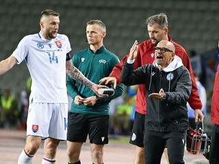 Milan Škriniar a tréner Francesco Calzona v zápase Azerbajdžan - Slovensko v skupine 1 C-divízie Ligy národov.