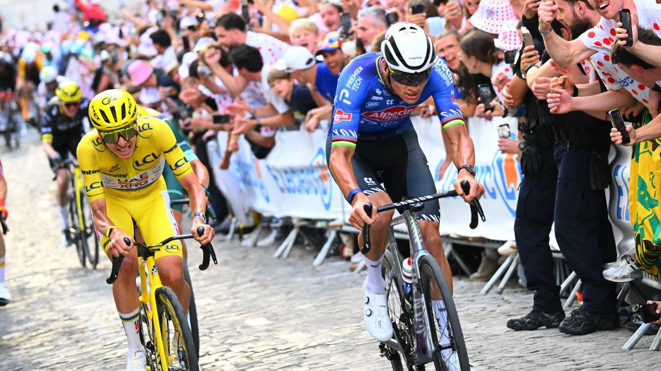 Mathieu van der Poel a Tadej Pogačar v stúpaní Montmartre v 21. etape Tour de France 2026.