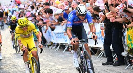 Mathieu van der Poel a Tadej Pogačar v stúpaní Montmartre v 21. etape Tour de France 2026.