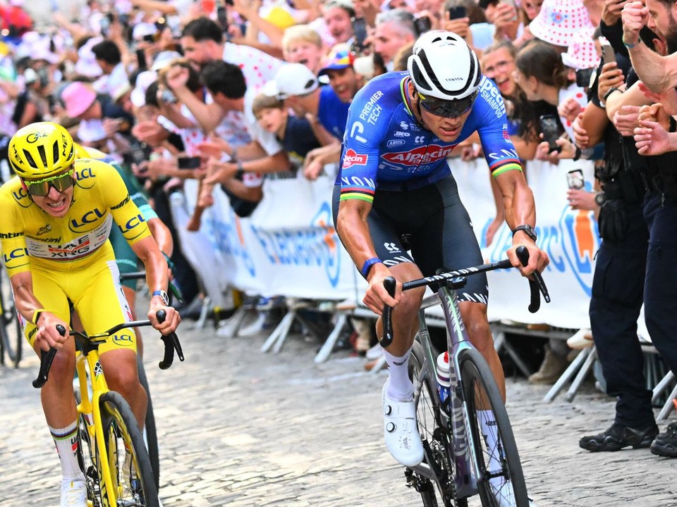 Mathieu van der Poel a Tadej Pogačar v stúpaní Montmartre v 21. etape Tour de France 2026.