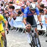 Mathieu van der Poel a Tadej Pogačar v stúpaní Montmartre v 21. etape Tour de France 2026.