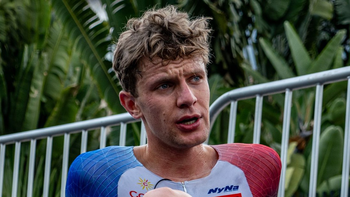 Slovenský cyklista Matthias Schwarzbacher v cieli časovky U23 na MS 2025 v Kigali.