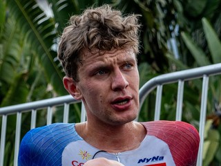 Slovenský cyklista Matthias Schwarzbacher v cieli časovky U23 na MS 2025 v Kigali.