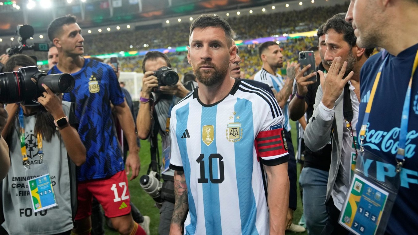 Lionel Messi opúšťa trávnik pre výtržnosti fanúšikov pred zápasom Brazília - Argentína. 