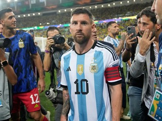Lionel Messi opúšťa trávnik pre výtržnosti fanúšikov pred zápasom Brazília - Argentína. 