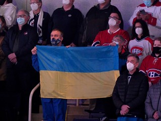 Ukrajinská vlajka na tribúne vo WInnipegu.