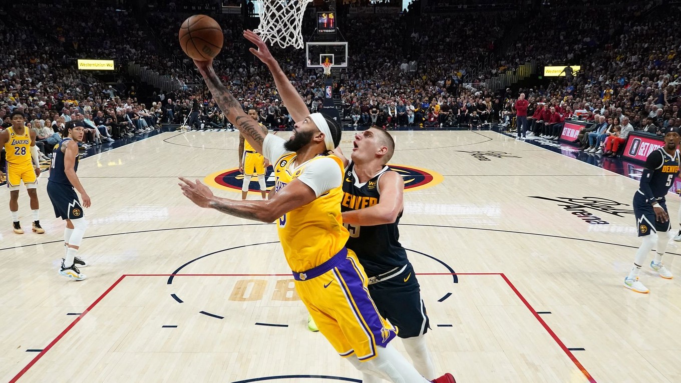 Nikola Jokič v zápase s LA Lakers.