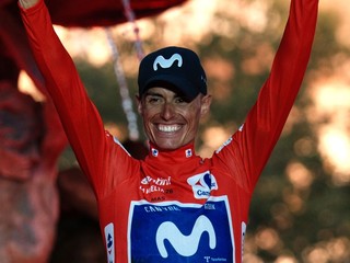 Španielsky cyklista Enric Mas sa teší z celkového víťazstva na Vuelte 2026.