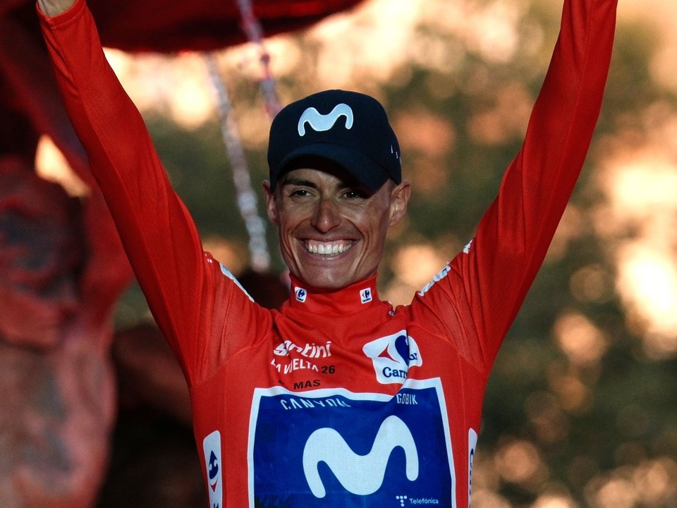 Španielsky cyklista Enric Mas sa teší z celkového víťazstva na Vuelte 2026. 