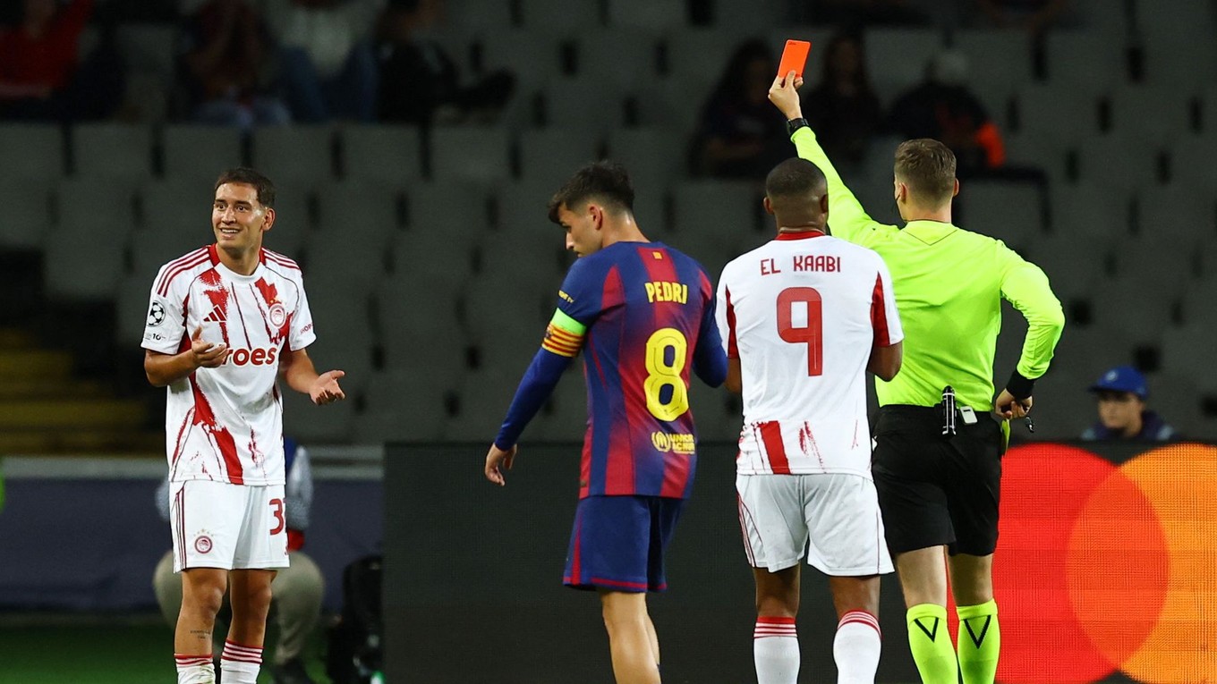 Rozhodca Urs Schnyder ukazuje červenú kartu hráčovi Olympiakosu Santiagovi Hezzemu.