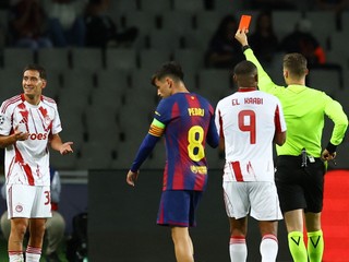 Rozhodca Urs Schnyder ukazuje červenú kartu hráčovi Olympiakosu Santiagovi Hezzemu.