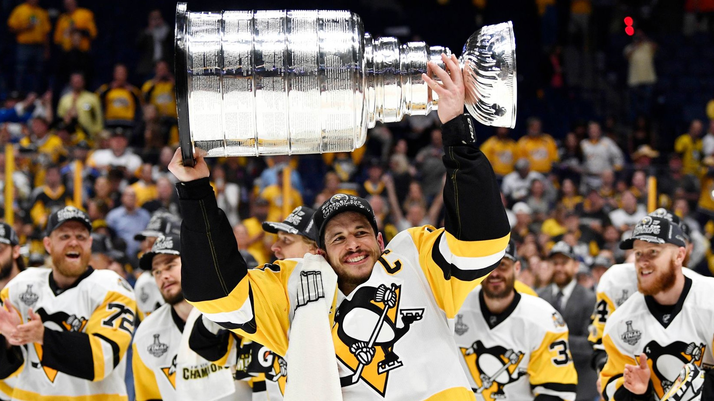 Sidney Crosby dvíha Stanley Cup.